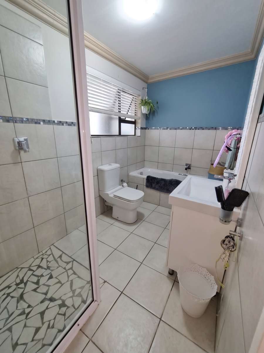6 Bedroom Property for Sale in Struisbaai Western Cape